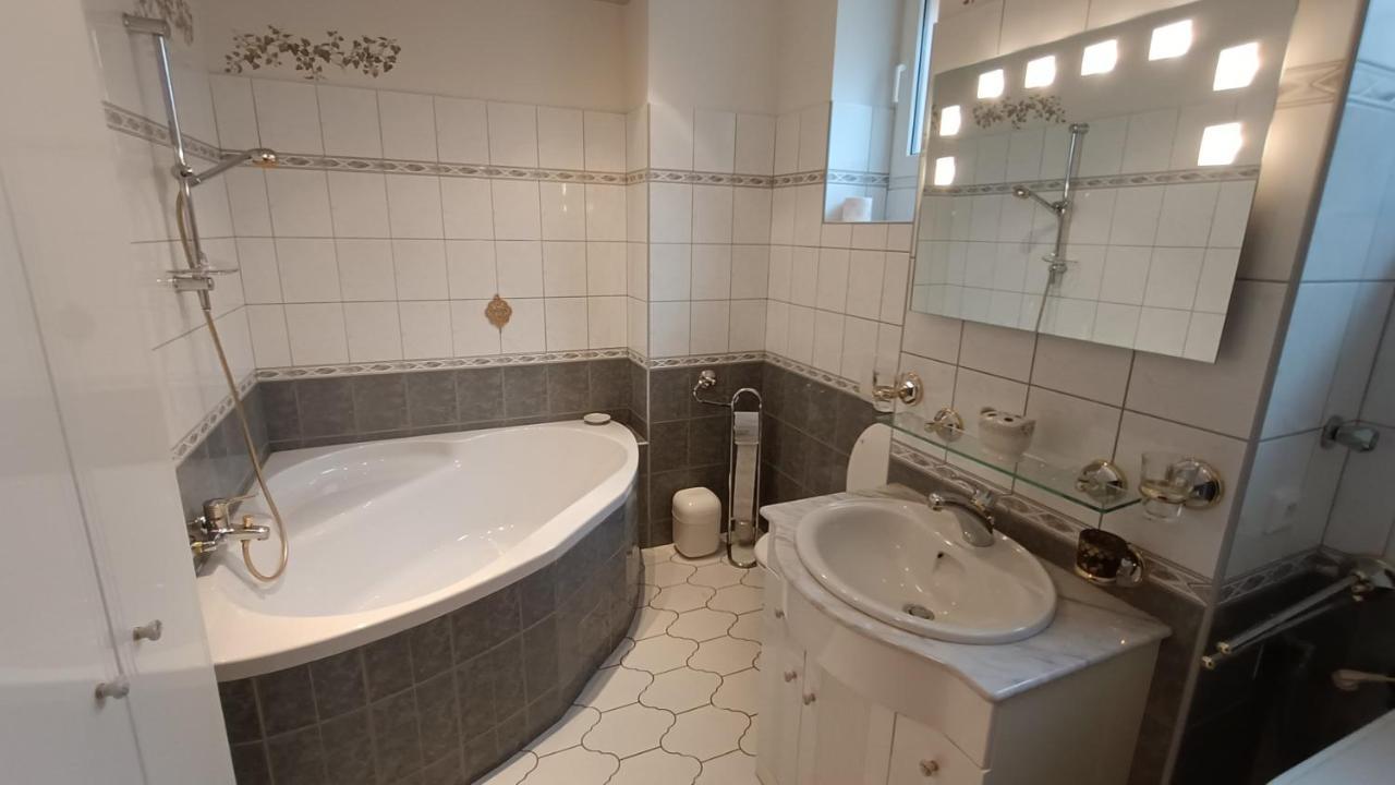 Apartments Stubsi With Colonnade View Κάρλοβι Βάρι Εξωτερικό φωτογραφία