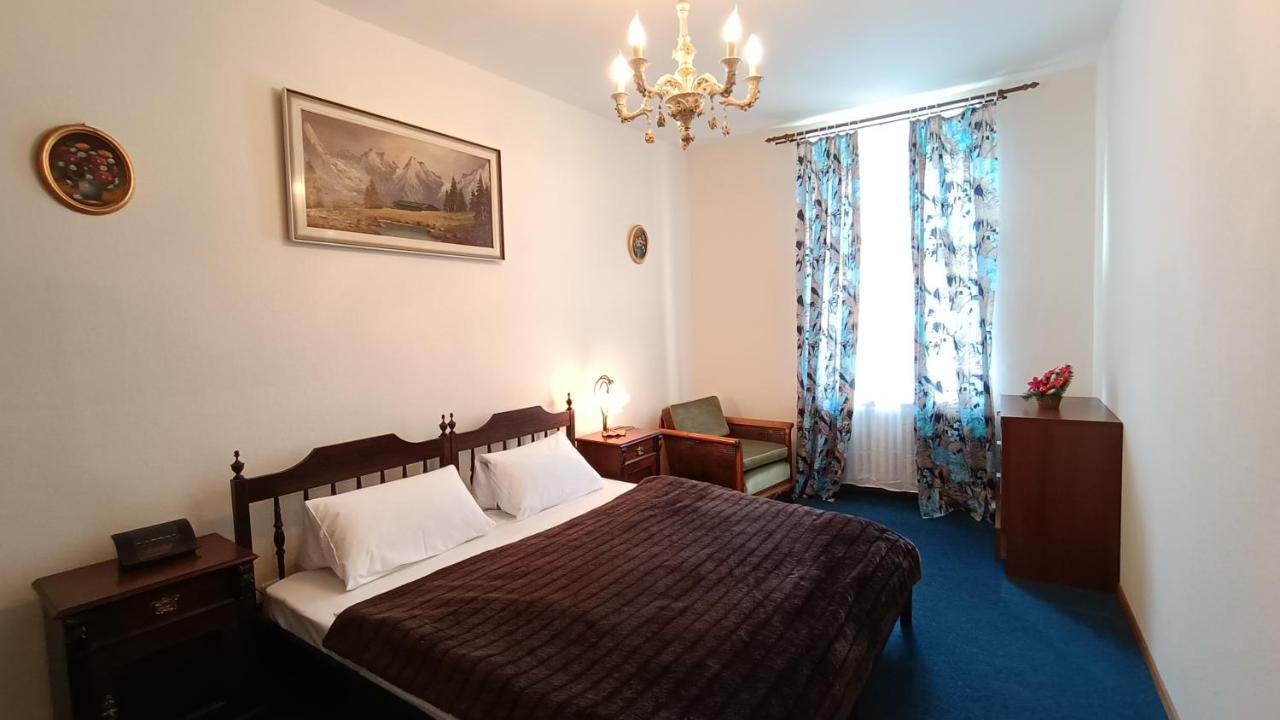 Apartments Stubsi With Colonnade View Κάρλοβι Βάρι Εξωτερικό φωτογραφία