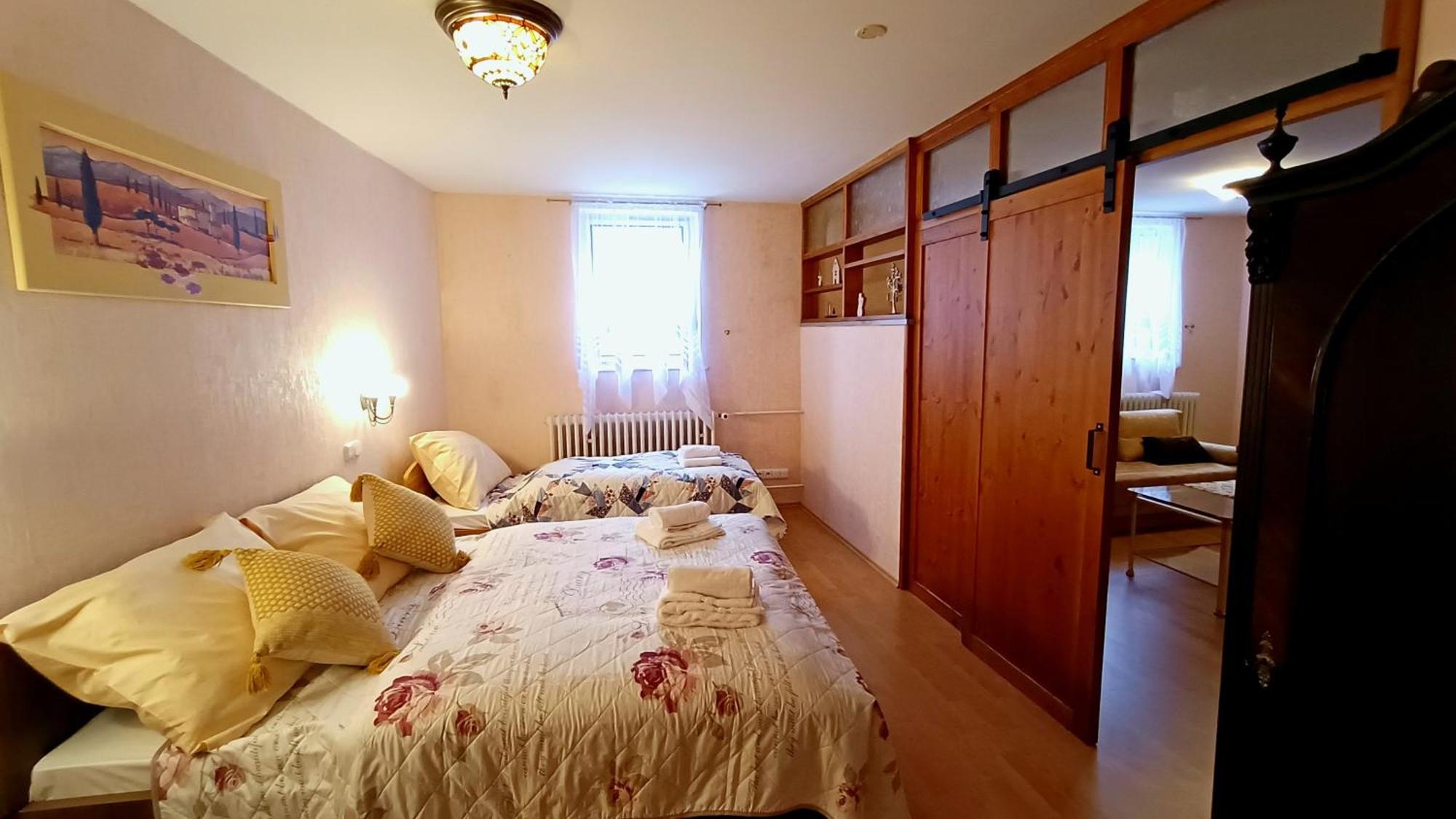 Apartments Stubsi With Colonnade View Κάρλοβι Βάρι Εξωτερικό φωτογραφία